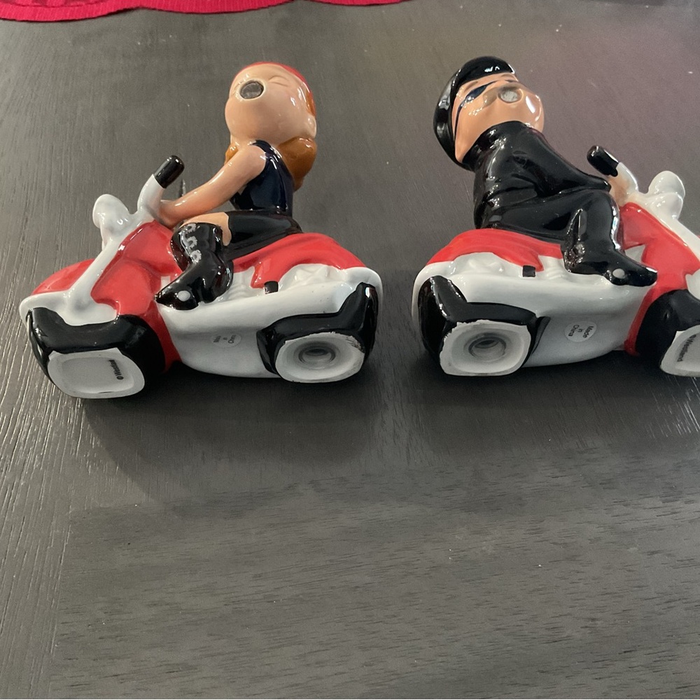 Adorable Kissing Couple Salt and Pepper Shakers - Picture 3 of 3